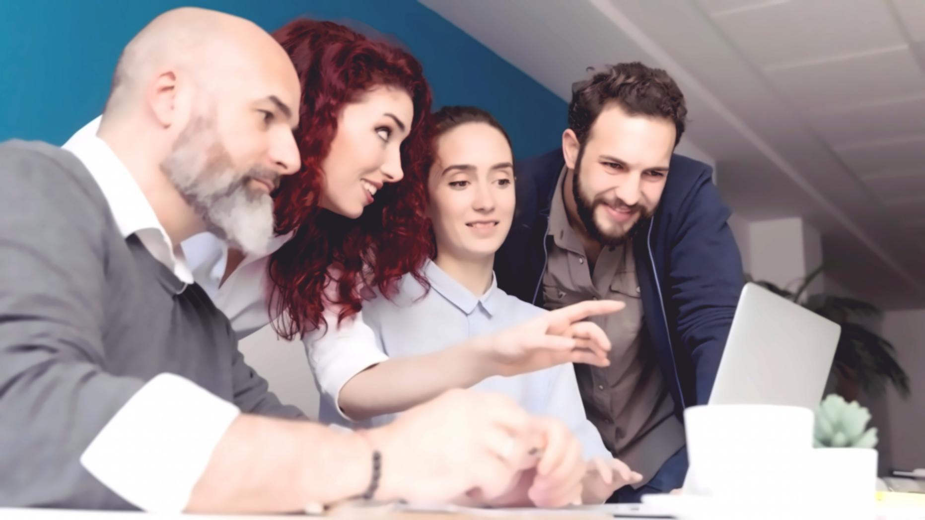 Profissionais analisando dados financeiros